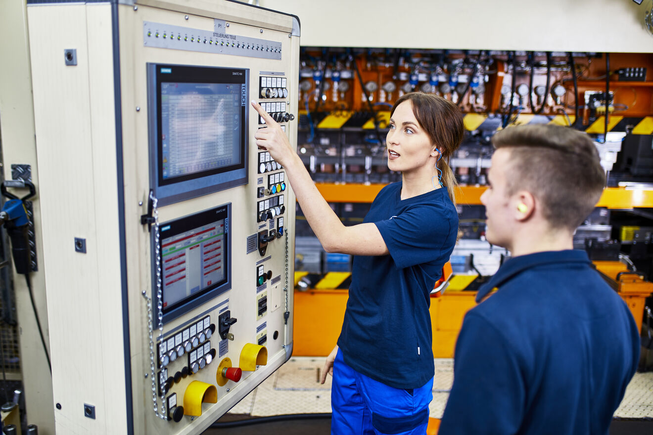 Arbeitssituation an der Transferpresse